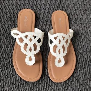 White Sandals, women’s size 8 🤍